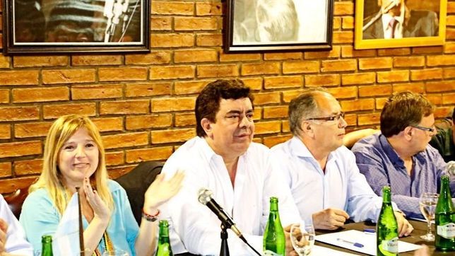 el pj bonaerense poso para la foto de unidad, pero no pudo evitar faltazos