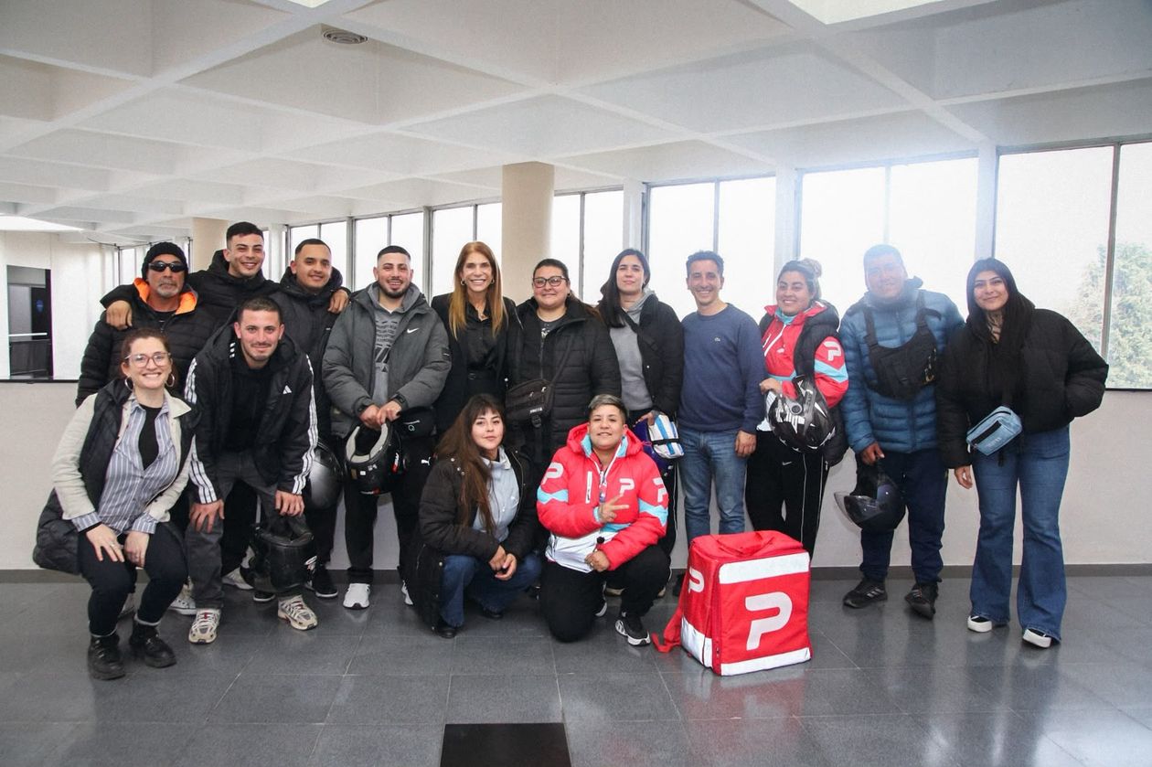 La intendenta Magdalena Sierra, con repartidores y repartidoras de Avellaneda.