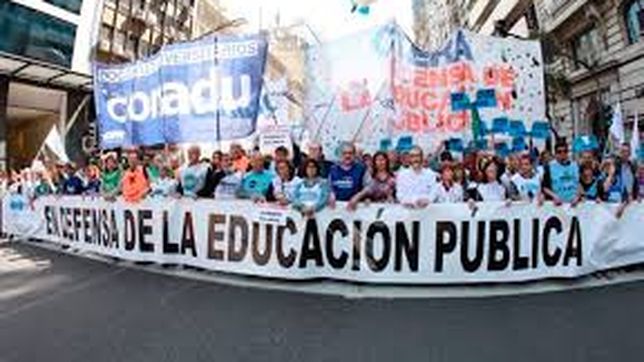 Tanto en abril como en octubre, las marchas universitarias lograron apoyos masivos en distintos puntos del país. 