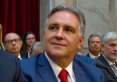 Martín Llaryora ve a Javier Milei con pies de barro