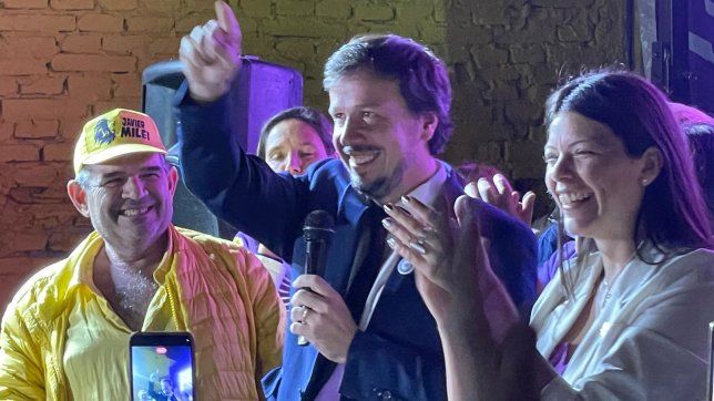 Roque Cornejo Avellaneda con Alfredo Olmedo y María Emilia Orozco, tras el triunfo en la capital de Salta. 