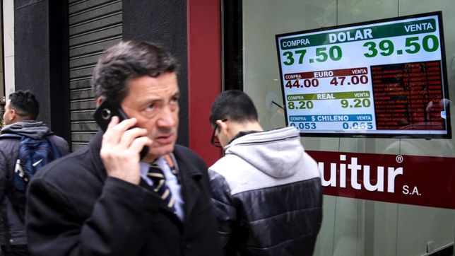 el dolar le dio la espalda a los anuncios y cerro arriba de $39 en los privados