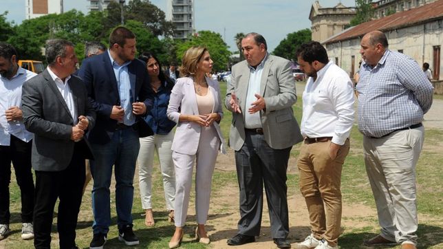 Juan Pablo Poletti y Romina Diez junto a sus equipos, recorriendo los terrenos de Estación Belgrano.