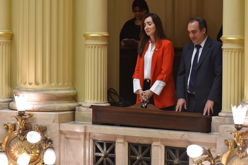 Victoria Villarruel con el secretario parlamentario, Agustín Giustinian, encargado de defender la demora en tratar el decretazo.&nbsp;