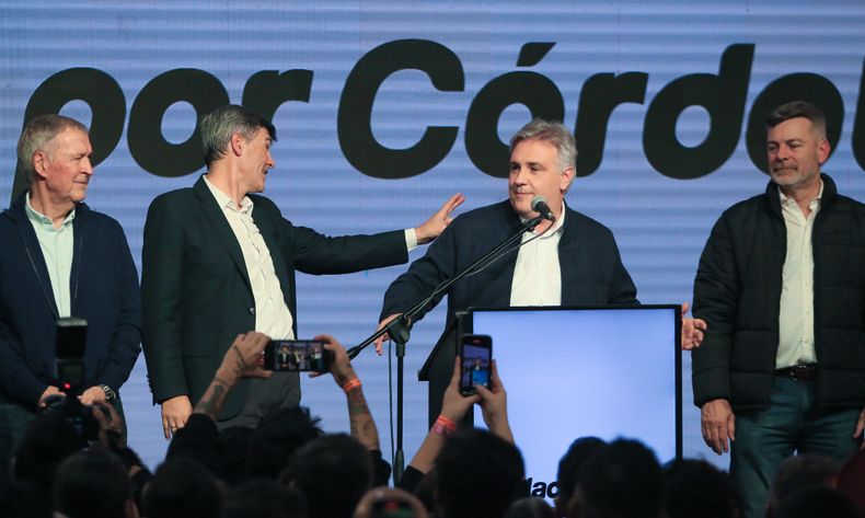 Llaryora festejo.jpg