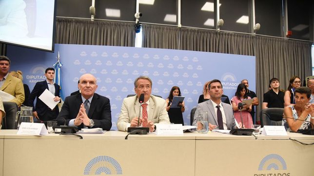 José Luis Espert, Nicolás Mayoraz y Manuel Quintar, de La Libertad Avanza, durante el debate de las PASO.&nbsp;