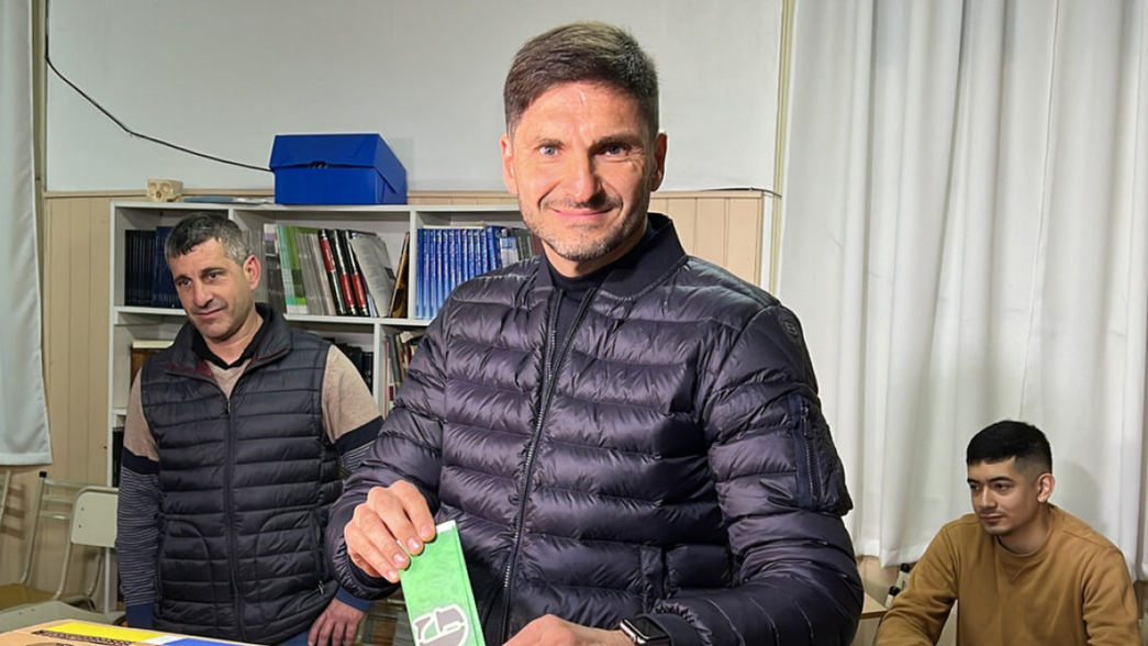 El gobernador Maximiliano Pullaro votando bajo el sistema de boleta única, que será reformado.