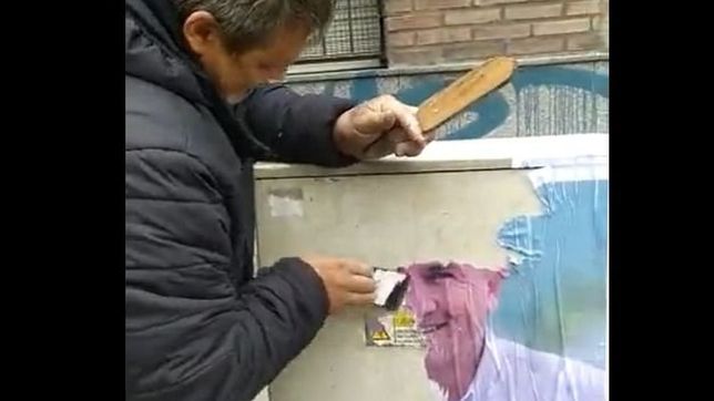 campana sucia: empleados municipales de avellaneda quitaron carteleria de morales