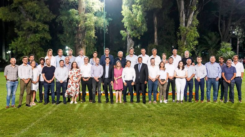 Sergio Massa y Axel Kicillof con Intendentes.jpg