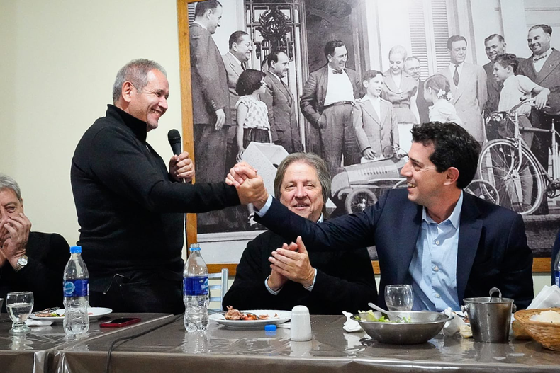 Eduardo de Pedro, con el bancario Sergio Palazzo. Abrazo sindical a Wado Presidente 2023.