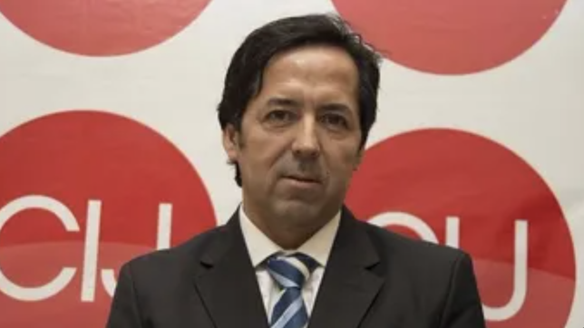 un juez en el banquillo y un monje negro omnipresente