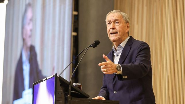 Juan Schiaretti disertó en la Bolsa de Comercio de Córdoba Juan Schiaretti disertó en la Bolsa de Comercio de Córdoba