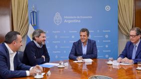 Otro dólar y van: Massa pesca reservas con un tipo de cambio para extranjeros
