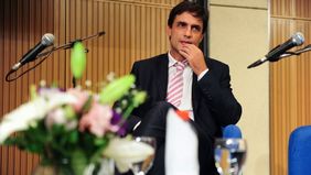 Lacunza arma un gabinete mixto para enfrentar la crisis