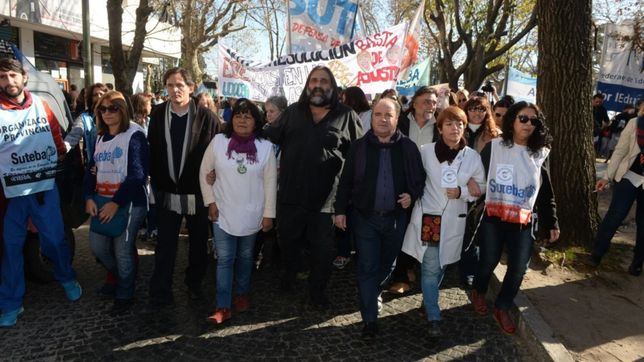 con un paquete de reclamos, los docentes buscan su reunion con kicillof