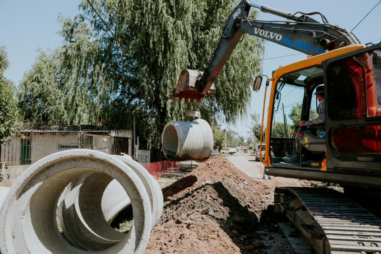 Obras públicas tras las inundaciones en Bahía Blanca.