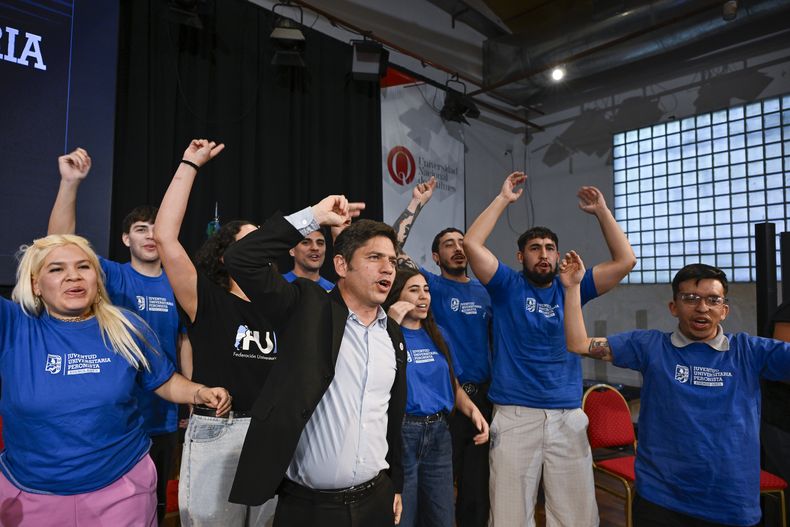 Axel Kicillof, con referentes de la Juventud Universitaria Peronista.
