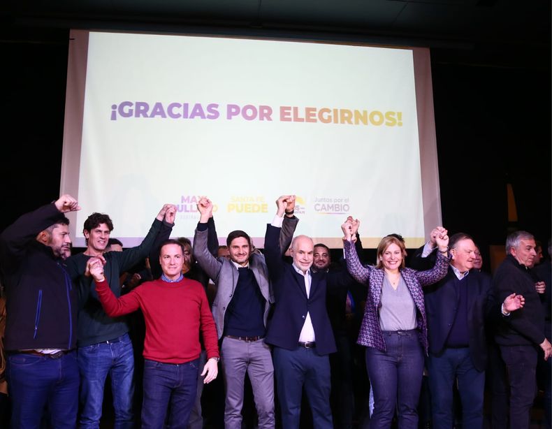 Horacio Rodríguez Larreta junto a Maximiliano Pullaro en el búnker durante el festejo.