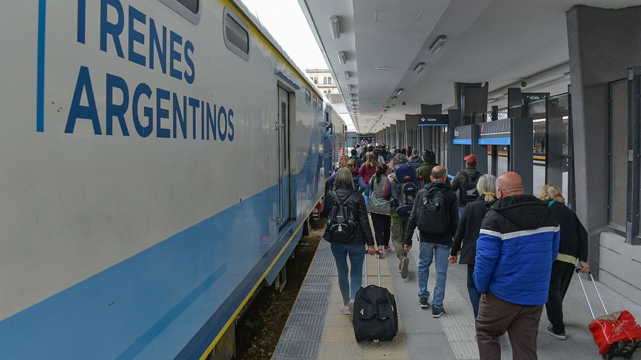 Javier Milei puso en vías de extinción a los trenes de larga distancia Javier Milei puso en vías de extinción a los trenes de larga distancia