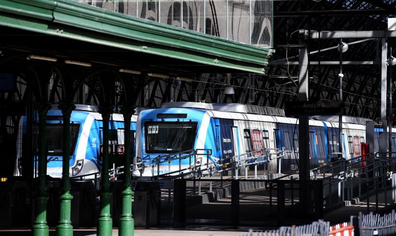 Las formaciones en la estación de La Plata por el paro de trenes de 24 horas. Nacho Amiconi
