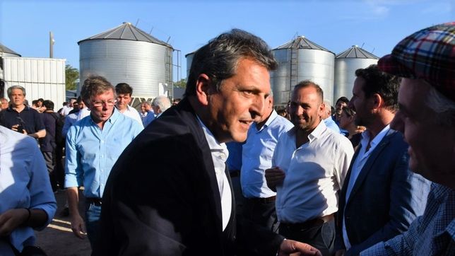 El ministro Sergio Massa y de fondo su secretario de Agricultura en una reunión con productores.