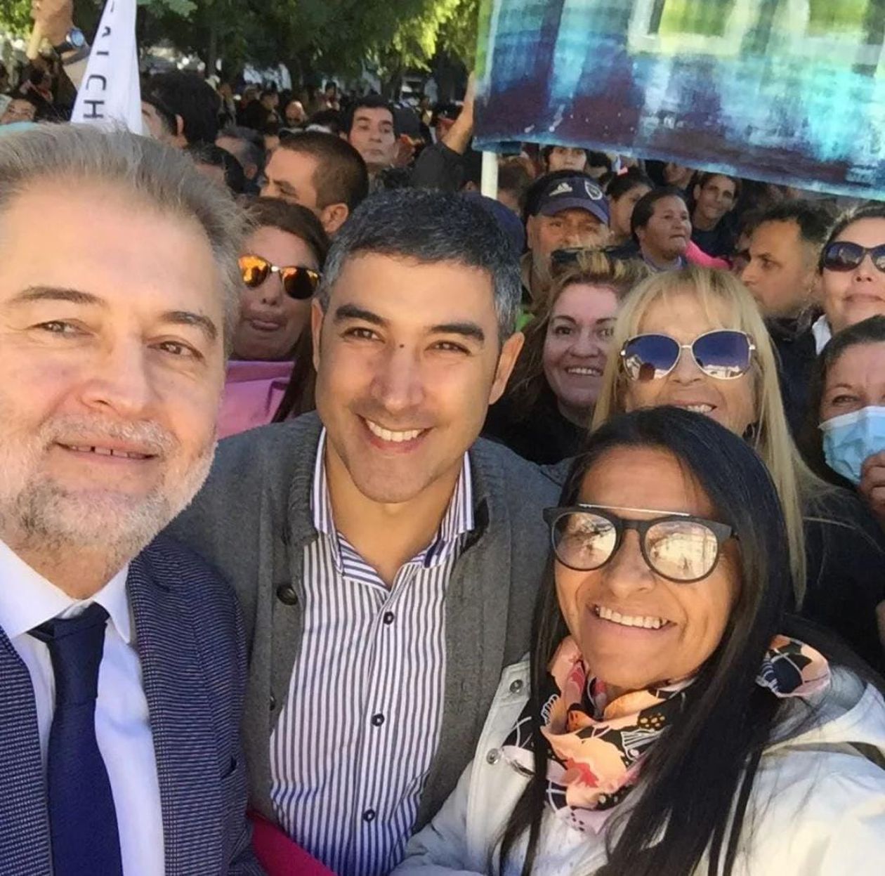 Esteban Aricó (centro), el cuestionado concejal del peronismo de San Lorenzo.