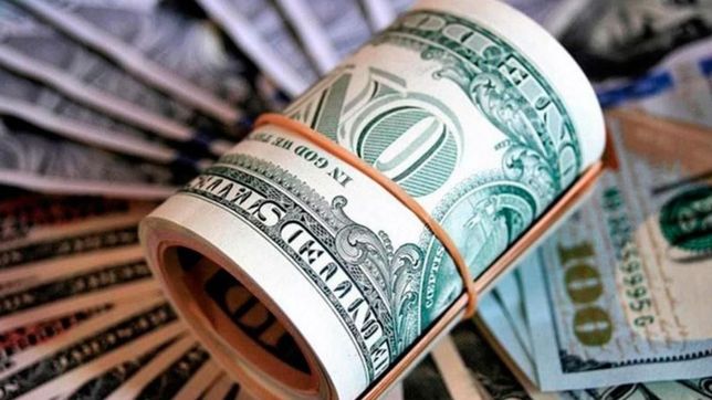 el dolar blue arano los $400 en otra jornada record