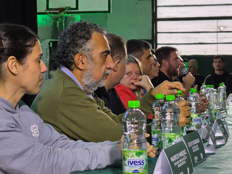 La mesa de cabecera del ziliottismo de Santa Rosa: micrófono en mano, Antonio Curciarello; mira a la cámara, Elsa Labegorra. FOTO: www.radiokermes.com