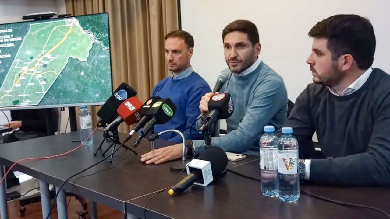 El ministro de Obra Pública, Lisandro Enrico (izq.) y el gobernador Maximiliano Pullaro preocupados por la poda de Javier Milei.