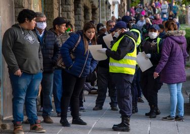 Fernández perdió el invicto y el caos en los bancos agitó su viernes negro