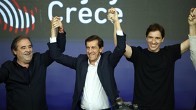 El gobernador de Jujuy Carlos Sadir festeja junto a su candidato a diputado Adriano Morone, en la noche de este domingo en el bunker del oficialismo.
