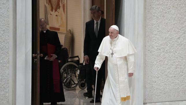 Jorge Bergoglio custodiado al entrar en el Aula Pablo VI