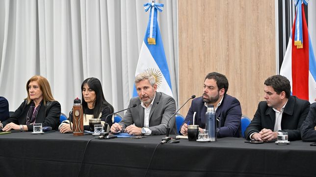 Rogelio Frigerio junto a la vicegobernadora Alicia Aluani, miembros del gabinete e intendentes e intendentas del peronismo que lo escucharon hablar de la reforma política y electoral que quiere para Entre Ríos. Foto de archivo.&nbsp;