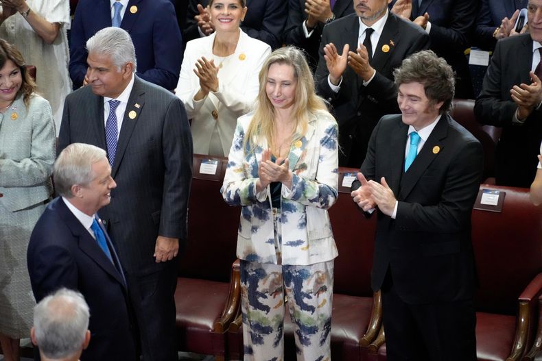 Javier Milei, junto a su hermana, Karina, en la asunción de José Antonio Kast.