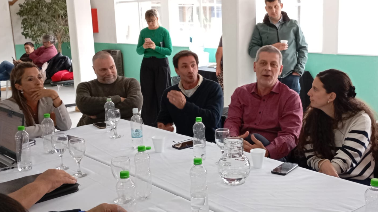 Los directores de Bariloche en la Primera reunión de la ATUR&nbsp;: legisladora Julia Fernández, y empresarios Hernán Lagar, Martín Lagos, Mario Marino y Lucia Boero.