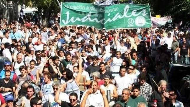 primero los docentes, despues los estatales y ahora los judiciales se le plantan a vidal