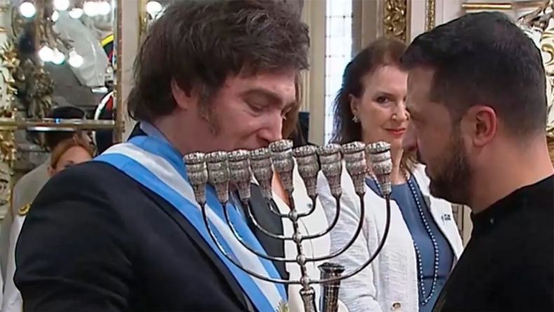 Javier Milei le obsequia una mémora al presidente ucraniano Volodomyr Zelensky