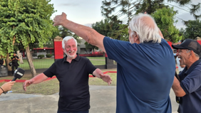 José Alonso es saludado por José Vignatti tras su triunfo en las elecciones en Colón de Santa Fe