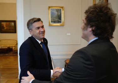 Javier Milei tuvo un gesto con Leandro Zdero con un ojo mirando la quita de las PASO.