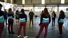 Valenzuela propone el regreso a clases presenciales para el último año de secundaria
