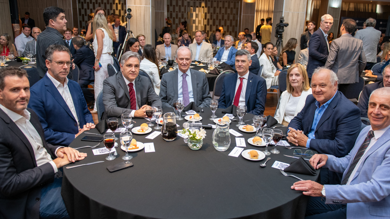 Martín Llaryora en la mesa principal del Círculo Rojo reunido en la Bolsa. 