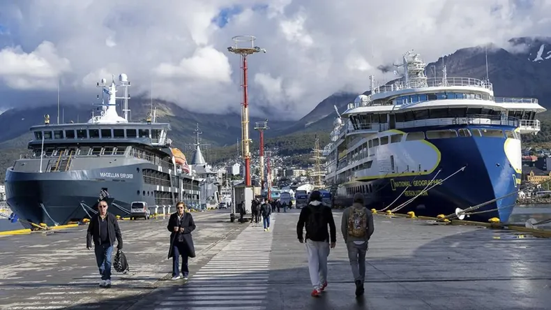 El puerto de Ushuaia, Tierra del Fuego, con fallas estructurales
