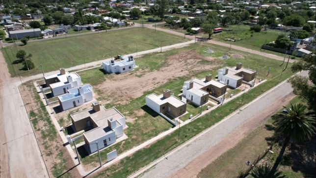 el ministerio de habitat entrego viviendas en dos ciudades de cordoba