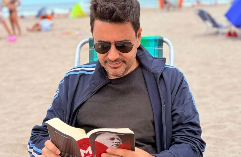 Eduardo Toniolli leyendo en una playa de la Costa Atlántica&nbsp;
