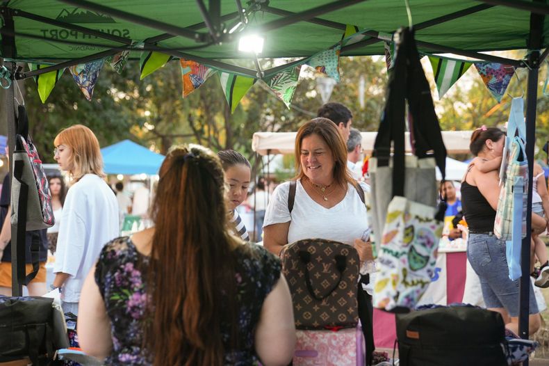 De feria: Fernanda Alonso en una recorrida entre emprendedoras de General Pico.
