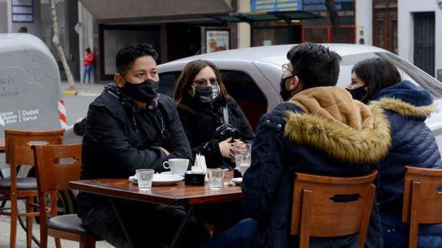 en la cornisa de la economia, hoteles, cines y bares piden no cerrar la noche