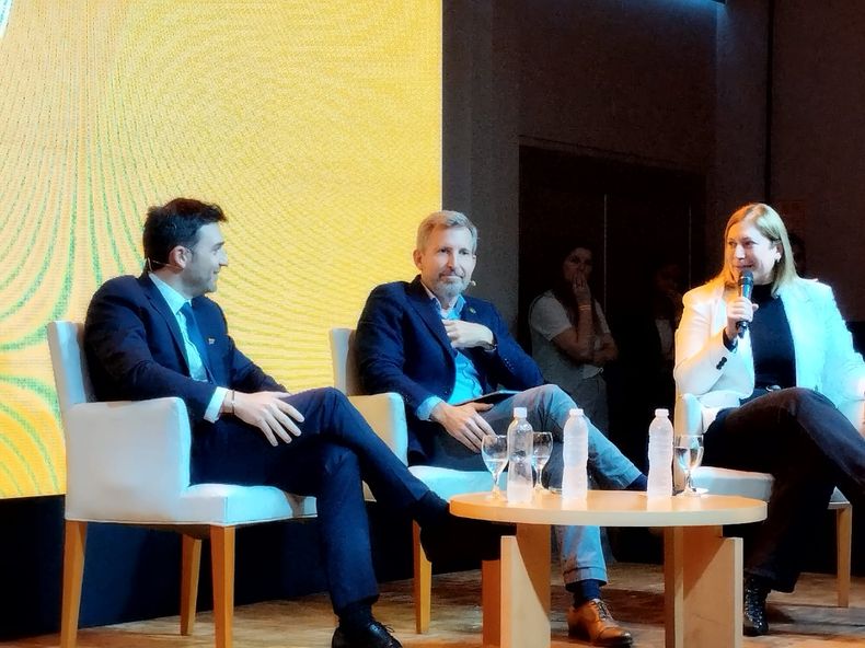 Ignacio Torres (gobernador de Chubut), Rogelio Frigerio (gobernador de Entre Ríos) y Gisela Scaglia (vicegobernadora de Santa Fe) en uno de los paneles de la Fundación Pensar en Paraná.