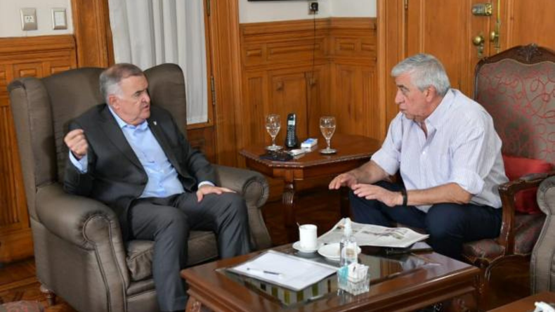 El gobernador de Tucumán, Osvaldo Jaldo, junto a Roque Tobías Álvarez, el legislador que aspira a una de las presidencias del PJ desde la lista de Ricardo Quintela. 