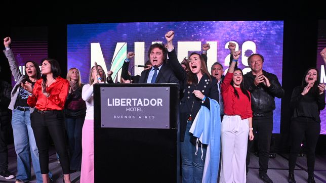 Javier Milei festeja arriba del escenario (Foto: Victoria Gesualdi)