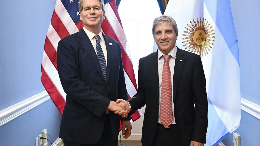 Toto Caputo se reúne con Scott Bessent y busca sellar el vínculo con el prestamista de última instancia